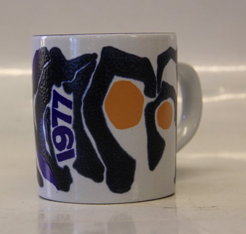 Lille 1977 Inge Lise Kofoed Aluminia Fajance Årskrus 7,5 cm  fra Royal Copenhagen